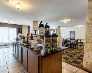 ハンツビルにあるQuality Suites Huntsville Near Universityのキッチン(カウンタートップ付)