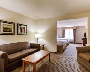 ハンツビルにあるQuality Suites Huntsville Near Universityのソファとベッドのあるホテルの部屋 +53枚の写真