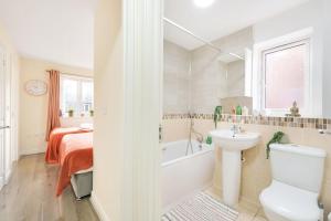 e bagno con lavandino, servizi igienici e vasca. di 3 BR 5 Beds 3 Bath Private Garden Parking x2 Ideal for Family & Work Stays ad Amersham