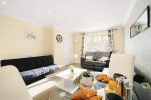 un soggiorno con un divano e un tavolo di 3 BR 5 Beds 3 Bath Private Garden Parking x2 Ideal for Family & Work Stays ad Amersham