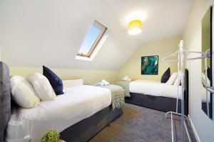 a room with two beds and a tv at King Size beds, CCTV parking , Discounts in Shinfield +18 photos