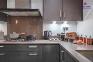 una cocina con fogones y algo de comida en una barra en Rainfall Shower PoolSnooker x 4 Cars, en Maidenhead
