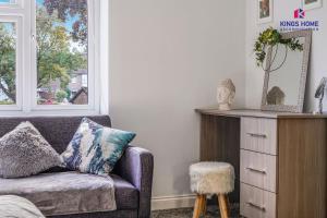 Posezení v ubytování 4 BR 6 Beds 3 Bath PS4, Pool Table Parking x4 Close to Legoland & Windsor