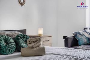 Postel nebo postele na pokoji v ubytování 4 BR 6 Beds 3 Bath PS4, Pool Table Parking x4 Close to Legoland & Windsor