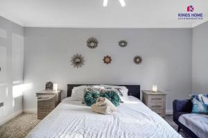 Postel nebo postele na pokoji v ubytování 4 BR 6 Beds 3 Bath PS4, Pool Table Parking x4 Close to Legoland & Windsor