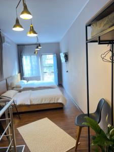 Postel nebo postele na pokoji v ubytování Loft Apartment Kutaisi