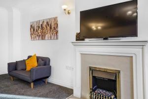 Et tv og/eller underholdning på 3 BR 6 Beds 3 Bath Garden Parking Heathrow 15 min Windsor & Legoland + 15 billeder