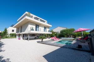 an image of a villa with a swimming pool at SUPERBE VILLA VUE MER JUSQU'A 14 COUCHAGES La LONDE LES MAURES Entre HYERES et Le LAVANDOU 4 Etoiles PISCINE CHAUFFEE in La Londe-les-Maures