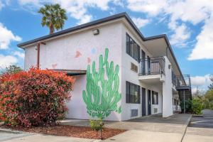 サンタローザにあるThe Sandman Santa Rosa Sonoma, an Ascend Collection Hotelの白い建物