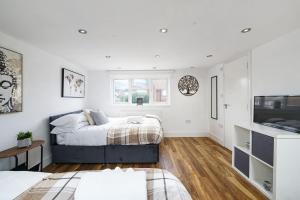 En eller flere senge i et værelse på 4BR 6Beds 3 Bath Private Parking Garden Kings Cross 25 min & Harry Potter