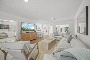 TV/trung tâm giải trí tại A Wave From It All - New Luxury Renovated Home Heated Pool Cabana Hammock Walk to Beach