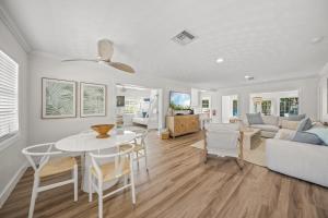 Khu vực ghế ngồi tại A Wave From It All - New Luxury Renovated Home Heated Pool Cabana Hammock Walk to Beach