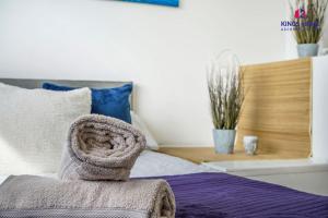 ein Schlafzimmer mit einem Bett und einem Handtuch darauf in der Unterkunft 3BR 6 Beds Garden Parking x3 Kings Cross 25 mins & Harry Potter Studios in Borehamwood