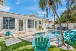 Hồ bơi trong/gần A Wave From It All - New Luxury Renovated Home Heated Pool Cabana Hammock Walk to Beach