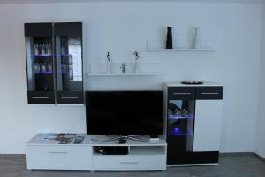 ブリークにあるBrig City Apartmentのリビングルーム(テレビ、白いテーブル付)
