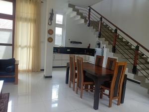 ゴールにあるGreen villaのダイニングルーム(テーブル付)、階段