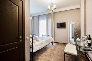 Ένα ή περισσότερα κρεβάτια σε δωμάτιο στο Golden Nugget Tbilisi