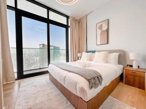 a bedroom with a large bed and a large window at Vista Grande Luxury 3br In Reem By Ayla in Abu Dhabi +23 photos