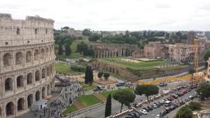 een luchtzicht op de theatische stad met het Colosseum bij Maison Imperiale in Rome