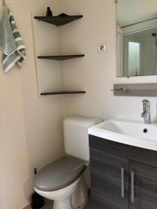 Ένα μπάνιο στο Mobil-home 8 personnes proche plage et foret +16 φωτογραφίες