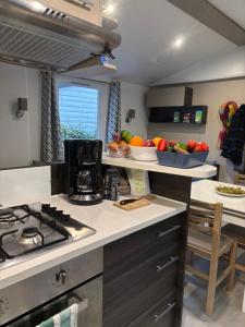 Η κουζίνα ή μικρή κουζίνα στο Mobil-home 8 personnes proche plage et foret