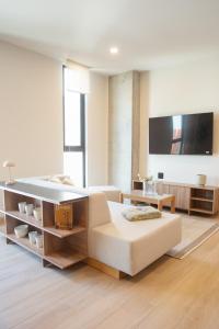 Μια τηλεόραση ή/και κέντρο ψυχαγωγίας στο Margot Apartments By MrW