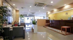 a lobby of a store with a waiting area and a counter at APA Hotel Nishimaizuruekimae in Kuradani