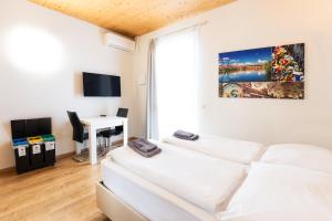 a bedroom with a white bed and a desk at 213 Prag, Studio Apartment, 27m2, 1-2 Personen in Klagenfurt