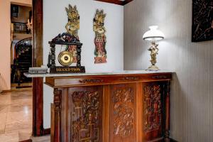 バンドンにあるHotel O Bandung near Stadion Siliwangi formerly The Ethnic Hotel Bandungの木造のキャビネット +21枚の写真