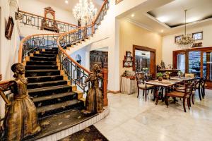 バンドンにあるHotel O Bandung near Stadion Siliwangi formerly The Ethnic Hotel Bandungのテーブルと椅子が備わる家の階段