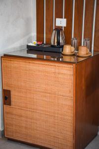 ein Holzschrank mit einer Kaffeekanne darauf in der Unterkunft Crazy Horse Camp in Nuweiba