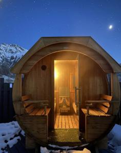 een kleine houten hut met een deur in de sneeuw bij Hôtel Chalet Sainte-Anne in Condamine-Châtelard +8 foto's