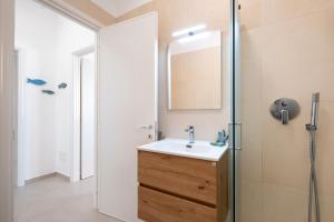 une salle de bain avec un lavabo et une douche dans l'établissement Lèvè – Sea Nature Stay, à Torre Lapillo 21 autres photos