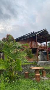 una casa con una panchina davanti di Rinjani Edelweis Homestay a Tetebatu