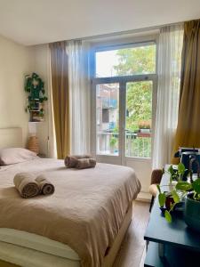 阿姆斯特丹Spacious Room with private king bathroom的一间卧室，配有一张大床和一扇大窗户。