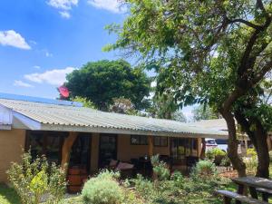 une maison dotée d'un toit solaire dans l'établissement Crafted Africa Guest House, à Lilongwe