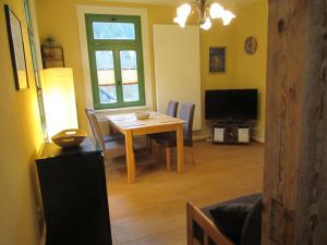 拜尔斯布龙Ferienwohnung-Schoenmuenzblick-Urlaub-im-Nationalpark-Schwarzwald-Schwarzwald-Plus-inklusive的带桌子和电视的客厅