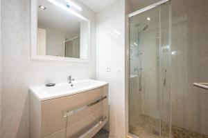 Un baño con lavabo y ducha en Appartement Aigueblanche, en La Lechere 16 fotos más