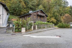 una casa sentada al costado de un camino en Appartement Aigueblanche, en La Lechere