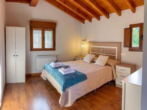 a bedroom with a large bed with two towels on it at El Rincon de Onís in Bobia de Abajo