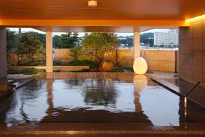 uma piscina de água no meio de um edifício em Shiraraso Grand Hotel em Shirahama