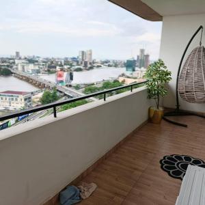 ラゴスにあるTop Loft 3bed Penthouse Viの川の景色を望むバルコニー