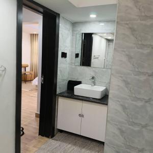 um banheiro com uma pia e um espelho em Top Loft 3bed Penthouse em Lagos