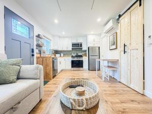 Photo de la galerie de l'établissement Cozy Designer Guesthouse with Style - RE, à Calabasas