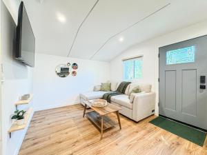 TV a/nebo společenská místnost v ubytování Cozy Designer Guesthouse with Style - RE