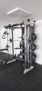 Fitness centrum a/nebo fitness zařízení v ubytování Lapta Residential Complex IRINA