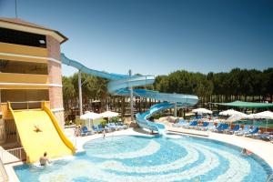 um escorrega aquático numa piscina num resort em ROBINSON NOBILIS - All inclusive em Belek