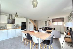 Una cocina o cocineta en Ideal stay between Saint-Malo and Mont St-Michel