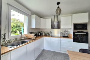 Una cocina o cocineta en Ideal stay between Saint-Malo and Mont St-Michel