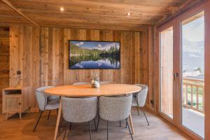 Un comedor con mesa y sillas en Chalet Reine - Belle vue Mont-Blanc, en Combloux